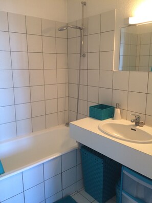 Badewanne, Haartrockner, Toilettenpapier