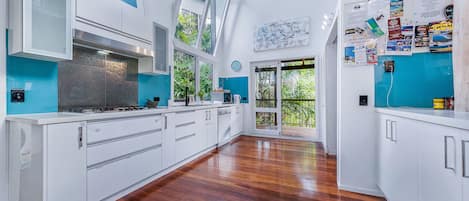 Maison, 5 chambres, 2 salles de bains | Cuisine privée | Grand réfrigérateur, micro-ondes, four, plaque de cuisson