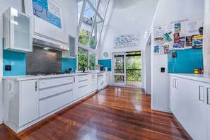 Basic House, 5 Bedrooms, 2 Bathrooms | Private kitchen - The Treehouse (Airlie Beach)