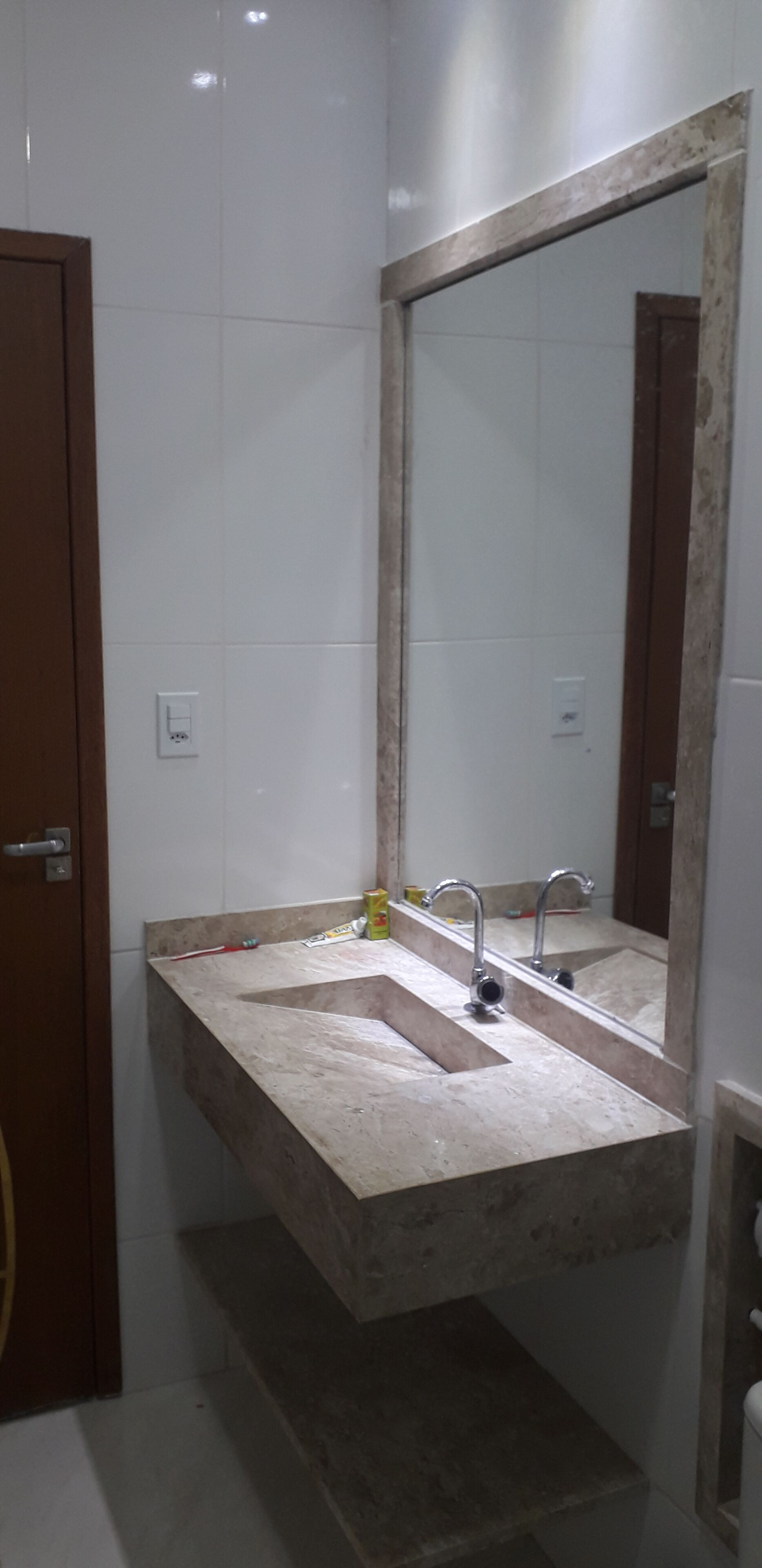 Sèche-cheveux, serviettes fournies, savon, shampoing