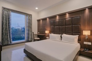 豪華單人房 | 客房內保險箱、書桌、筆電工作空間、遮光布/窗簾