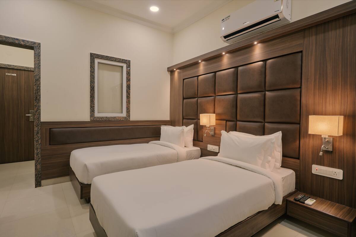 Deluxe Twin Room | In-room safe, desk, laptop workspace, blackout drapes