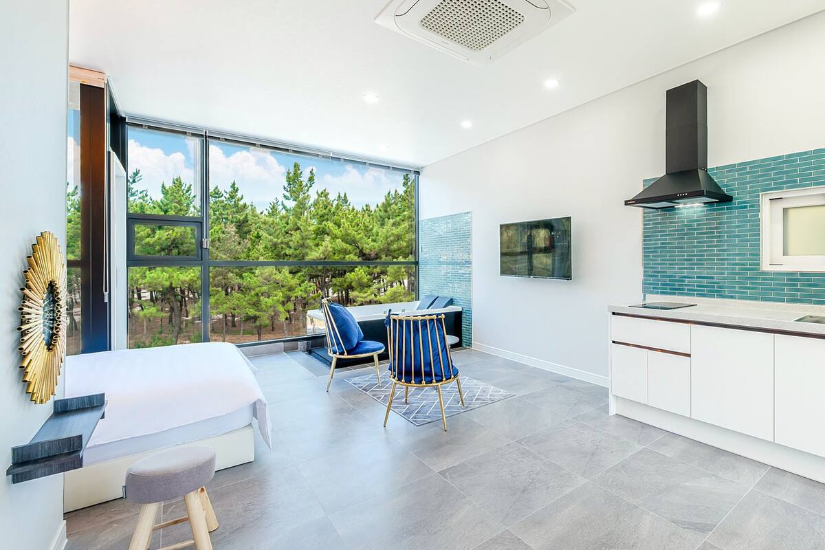 Room (2F) | Living area | Flat-screen TV