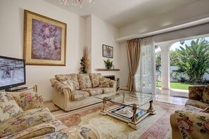 TV, DVD-spiller og stereoanlegg