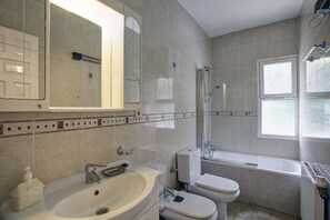 Badewanne, Haartrockner, Bidet, Handtücher