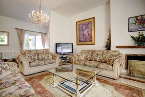 Télévision, lecteur de DVD, chaîne hi-fi