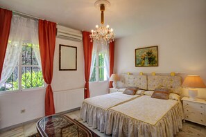 5 chambres, coffres-forts dans les chambres, fer et planche à repasser