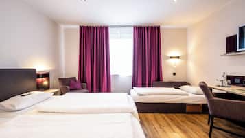 Classic-Dreibettzimmer, zum Garten hin | Zimmersafe, kostenloses WLAN, BettwÀsche, Rollstuhlgeeignet