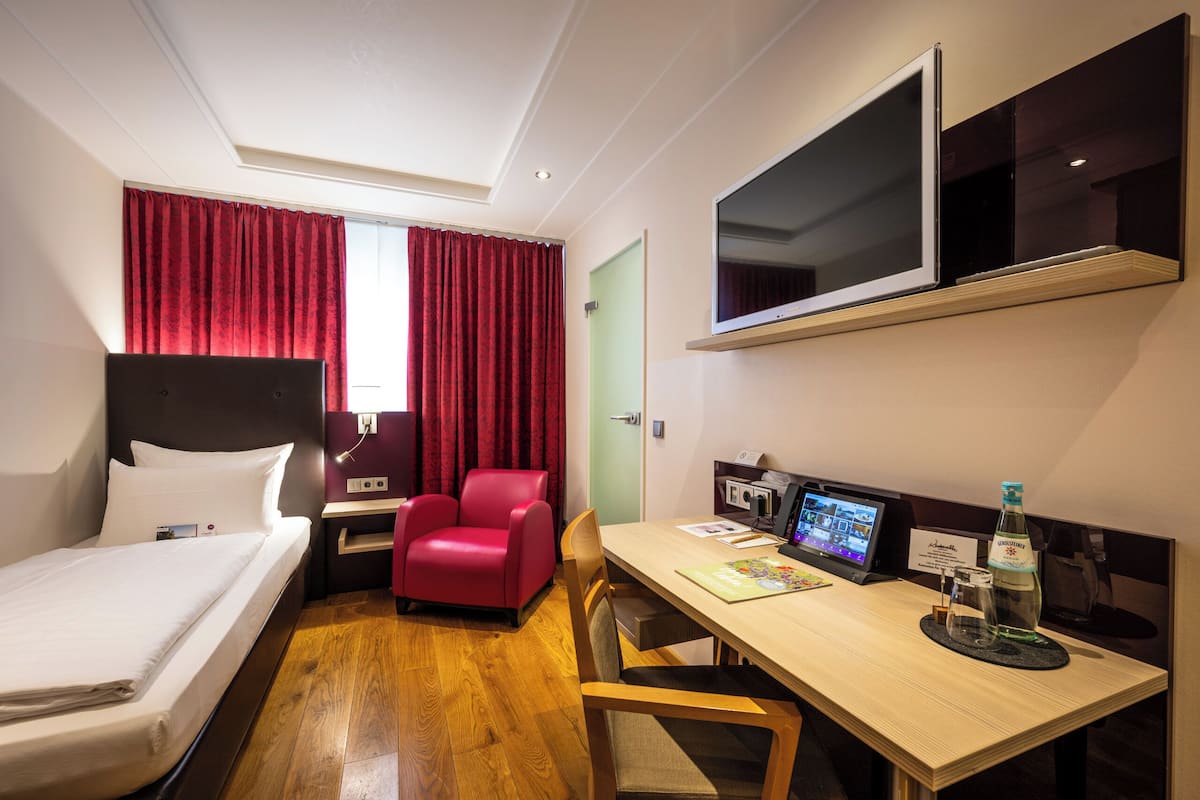 Comfort Single Room, Courtyard Area | In-room safe, free WiFi, bed sheets, wheelchair access