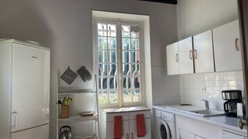 Een koelkast, een microgolfoven, een vaatwasser