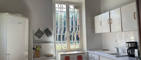 Een koelkast, een magnetron, een vaatwasser