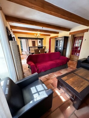 A living room with a red sofa, black armchairs, and a wooden coffee table. - Homerez - Villa, Méjannes-lès-Alès (Méjannes-lès-Alès)