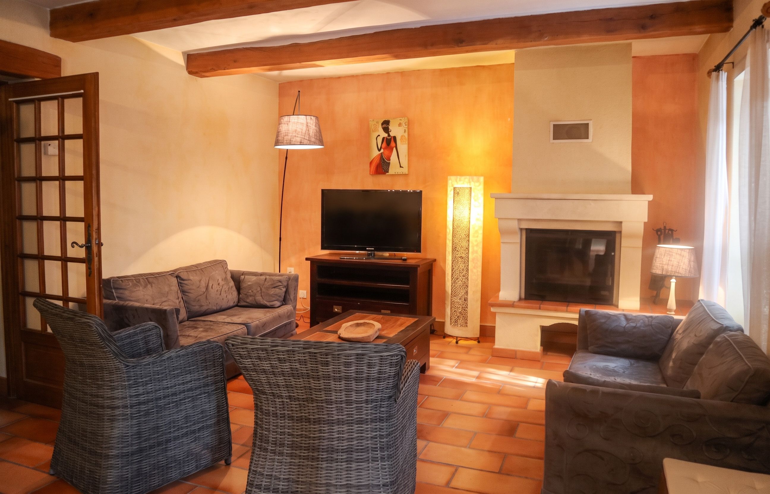 Una sala de estar acogedora con chimenea, televisor y asientos cómodos.