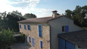 Un bâtiment en pierre doté de nombreuses fenêtres et d’un garage.