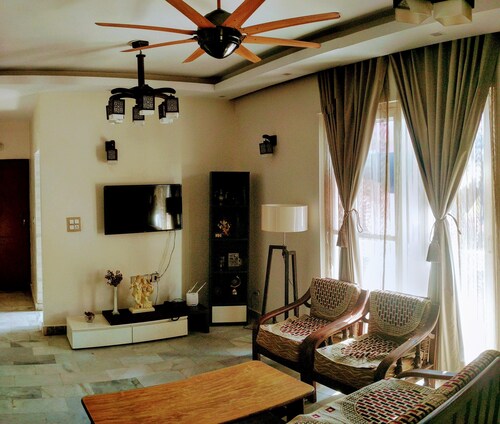 Uber Apartment for 4 in Central Delhi | Metro 5 mins away | Fully Airconditioned