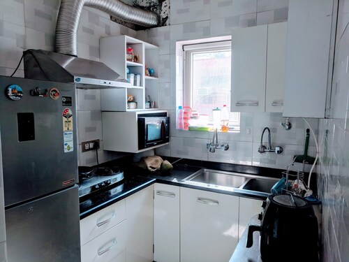 Uber Apartment for 4 in Central Delhi | Metro 5 mins away | Fully Airconditioned