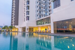Outdoor pool - OYO Home 987 Premium 1BR 1 Tebrau Residences (Johor Bahru)