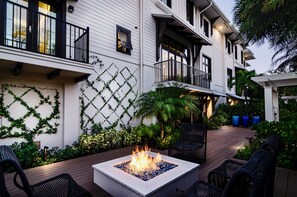 Terrace/patio - 9TH ST VILLA II - Luxurious Designer Townhouse in Olde Naples (Naples)