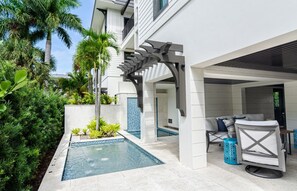 A heated pool - 9TH ST VILLA II - Luxurious Designer Townhouse in Olde Naples (Naples)