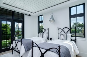 3 bedrooms, iron/ironing board, WiFi, bed sheets - 9TH ST VILLA II - Luxurious Designer Townhouse in Olde Naples (Naples)