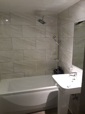 Deluxe Room | Bathroom | Free toiletries, hair dryer, towels, soap