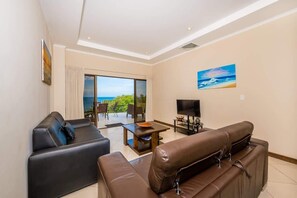 TV, offices - Ocean-View with 2 Infinity Pools & Veranda (Playa Flamingo)