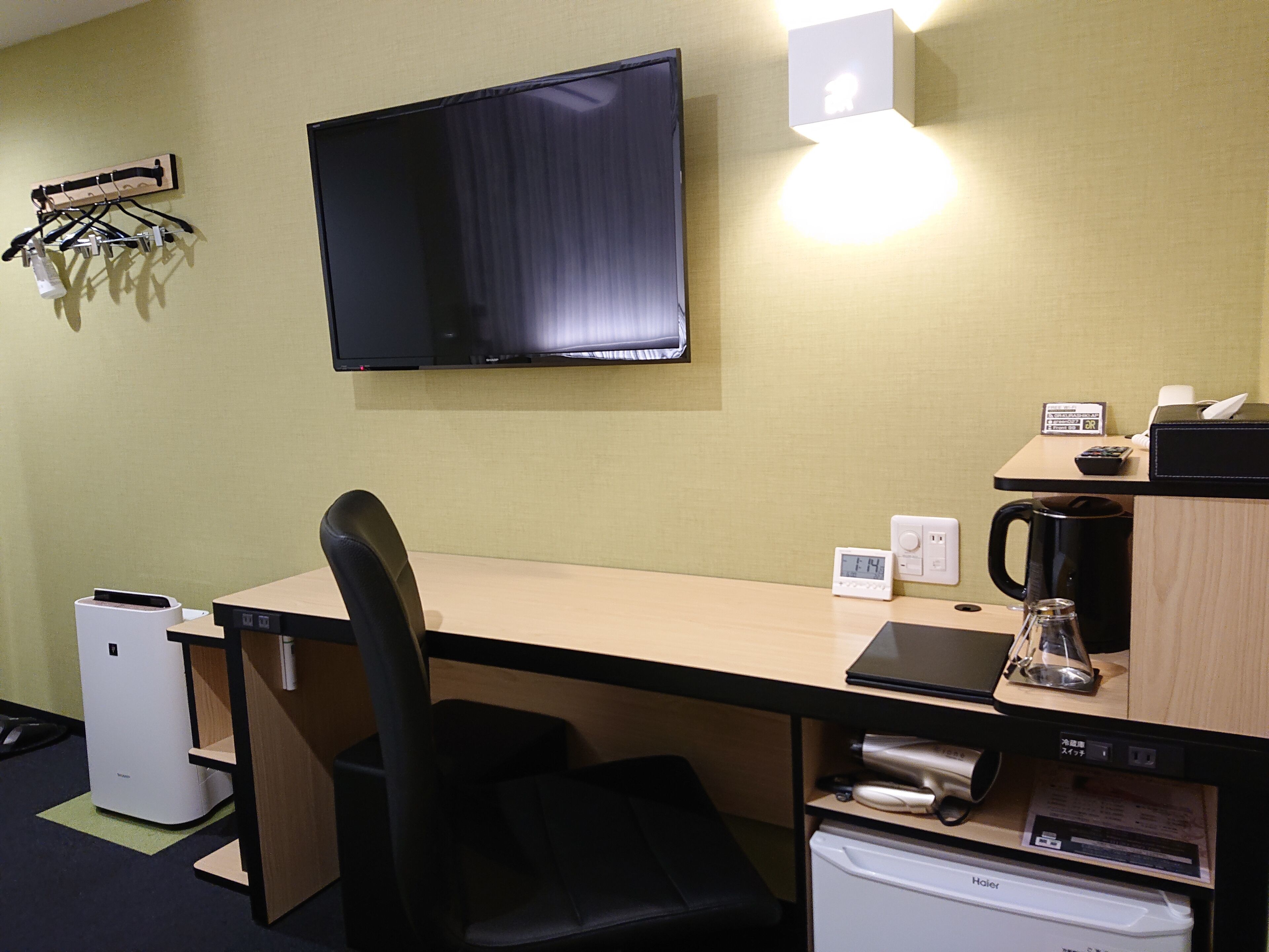 1 bedroom, desk, blackout curtains, soundproofing