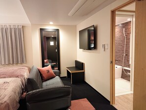 Escritorio, cortinas blackout, insonorización y wifi gratis 