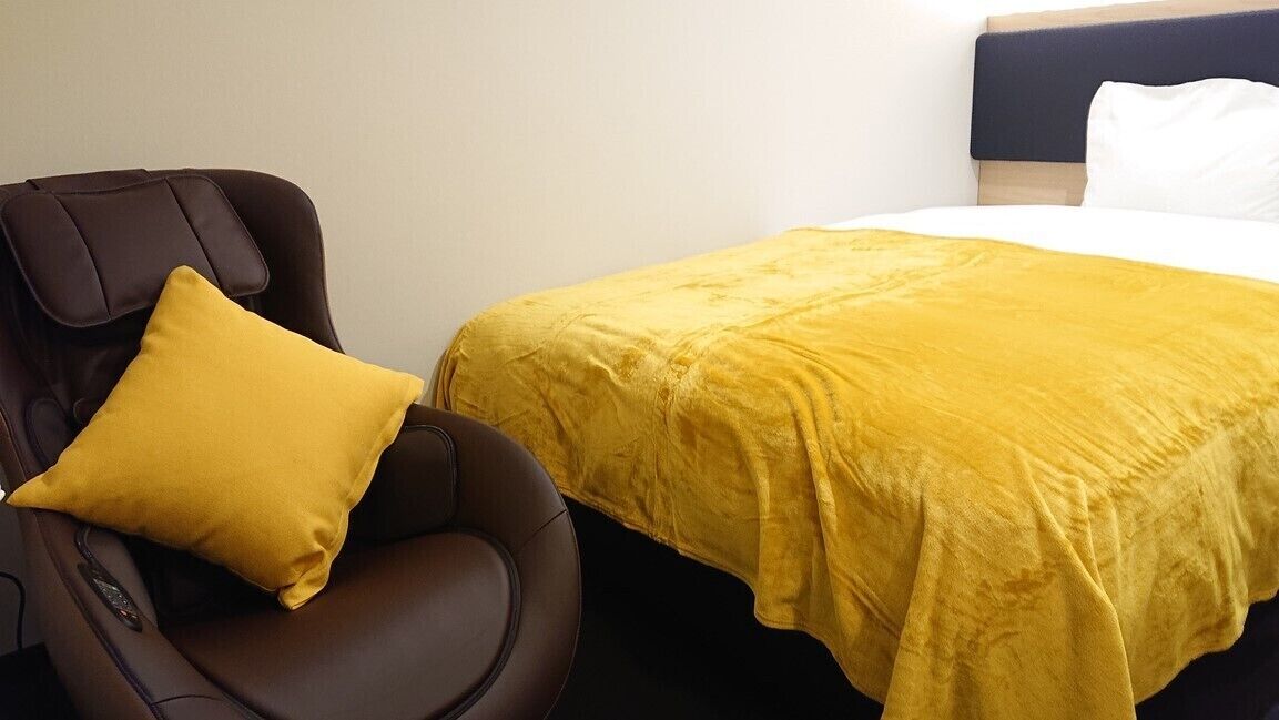 Desk, blackout curtains, soundproofing, free WiFi