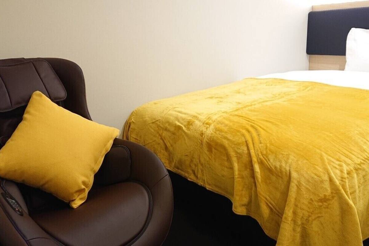 Schreibtisch, Verdunkelungsvorhänge, schallisolierte Zimmer