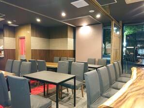 每日供应自助式早餐（每人 JPY 1500）