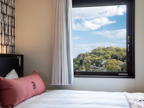 Escritorio, cortinas opacas, sistema de insonorización y wifi gratis