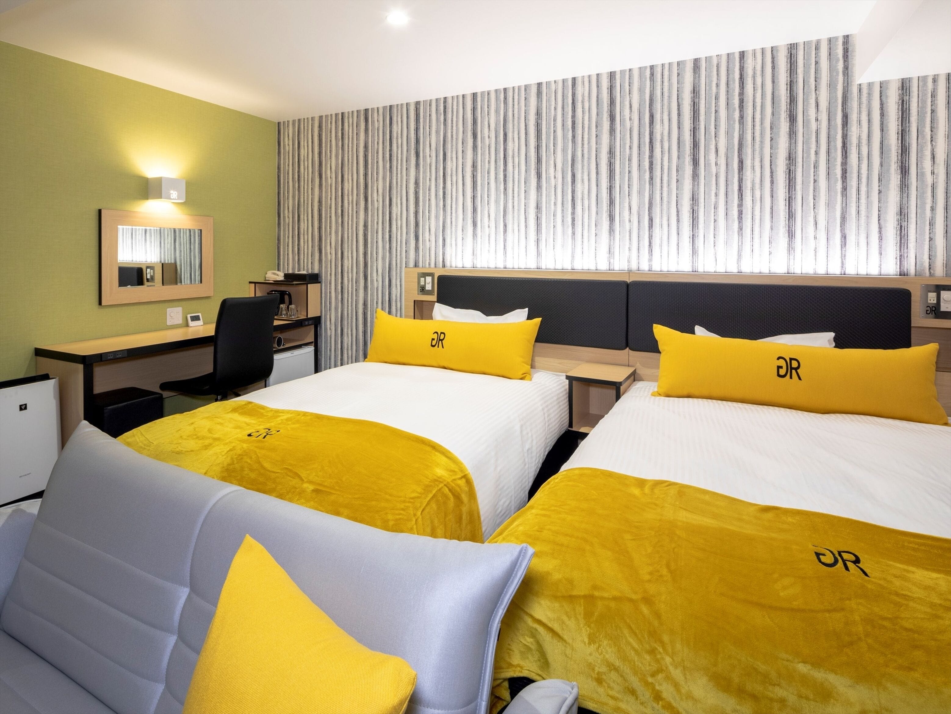 1 bedroom, desk, blackout curtains, soundproofing