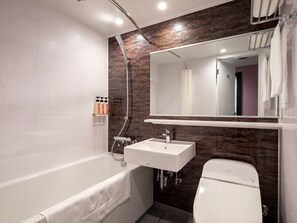 Bañera y ducha independientes y artículos de higiene personal gratuitos
