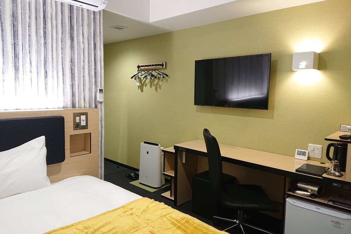 Schreibtisch, Verdunkelungsvorhänge, schallisolierte Zimmer