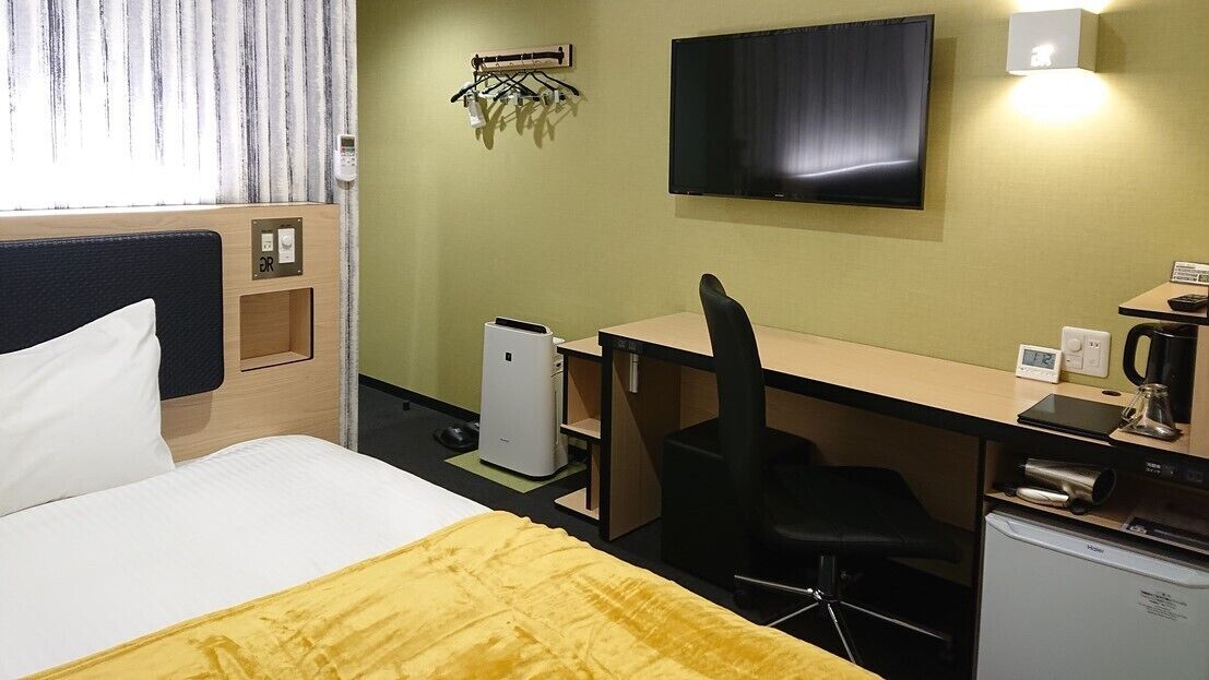 Escriptori, cortines opaques i habitacions insonoritzades 