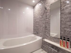 Separate bathtub and shower, free toiletries, hair dryer, slippers - Green Rich Hotel Kurashiki Ekimae Artificial Hot Spring Futamata Yunohana (Kurashiki)
