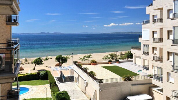 Ein Hotel mit Pool, Meerblick und blauem Himmel.