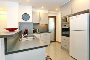 Een koelkast, een microgolfoven, een oven, een kookplaat