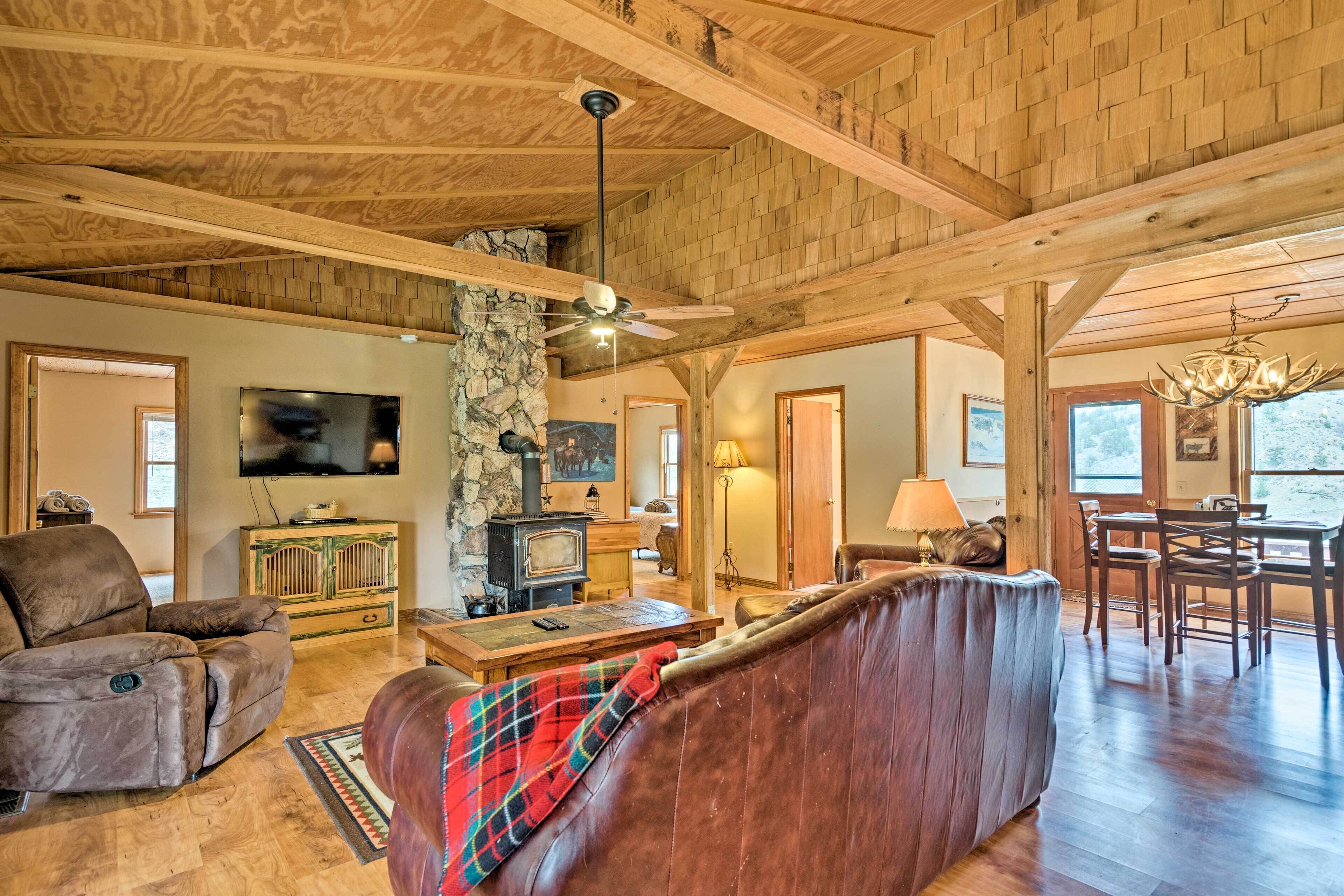 テレビ、暖炉、書庫