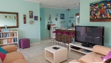 Huoneisto | Oleskelualue | Taulutelevisio, DVD-soitin