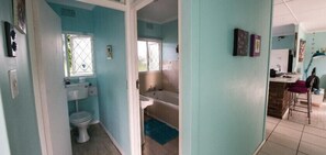 Un baño con inodoro, lavabo y bañera.