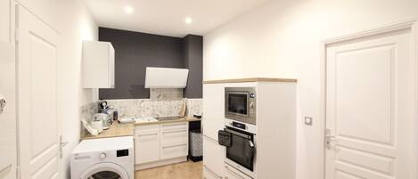 Kühlschrank, Mikrowelle, Ofen, Herdplatte