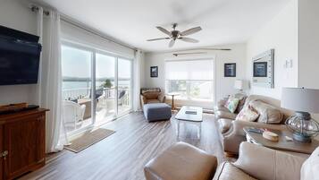 Een smart-tv, een open haard, een dvd-speler en een kantoor