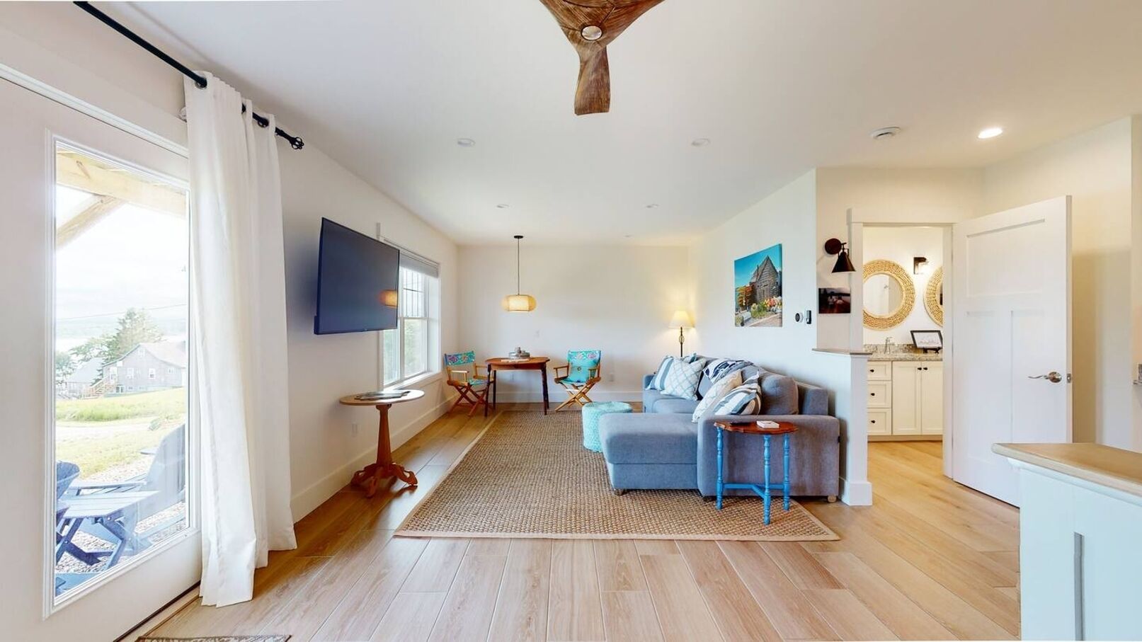 Smart TV, fireplace, DVD player, offices