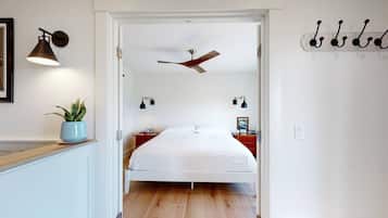 3 bedrooms, desk, iron/ironing board, travel cot