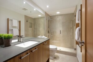 Douche, sèche-cheveux, serviettes fournies