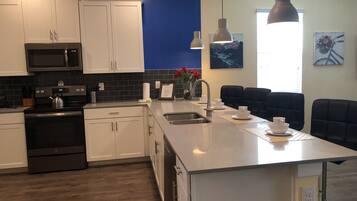 Coffee/tea maker, fridge, microwave, oven