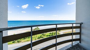 A balcony with a view of the ocean and a road. - Yangyang Eight (Yangyang)