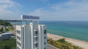 A hotel named "EIGHTHOTEL" with a view of the sea and a beach. - Yangyang Eight (Yangyang)